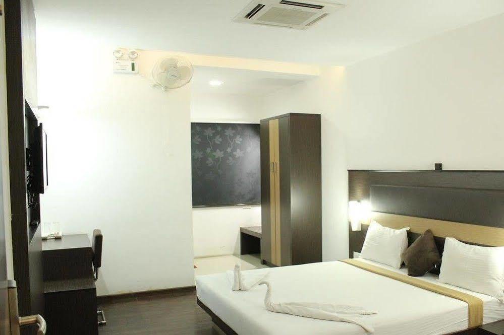 טירופור Hotel The Home מראה חיצוני תמונה